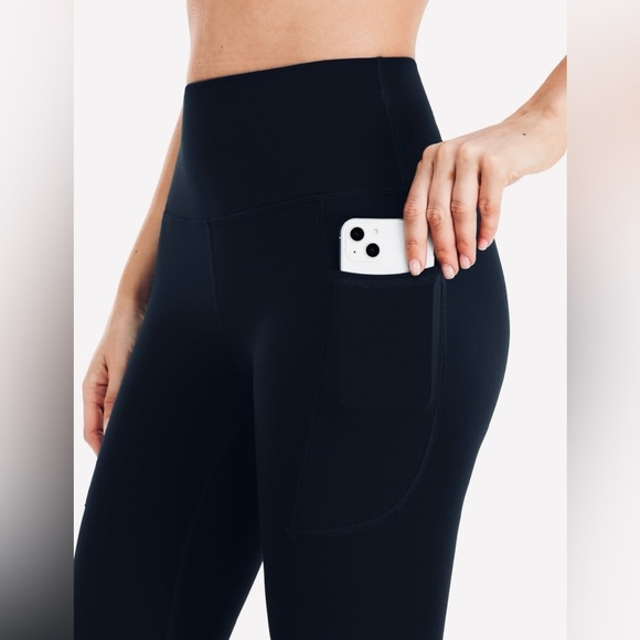 HeyNuts Essential Yoga Capris Leggings in Black - Picture 2 of 12